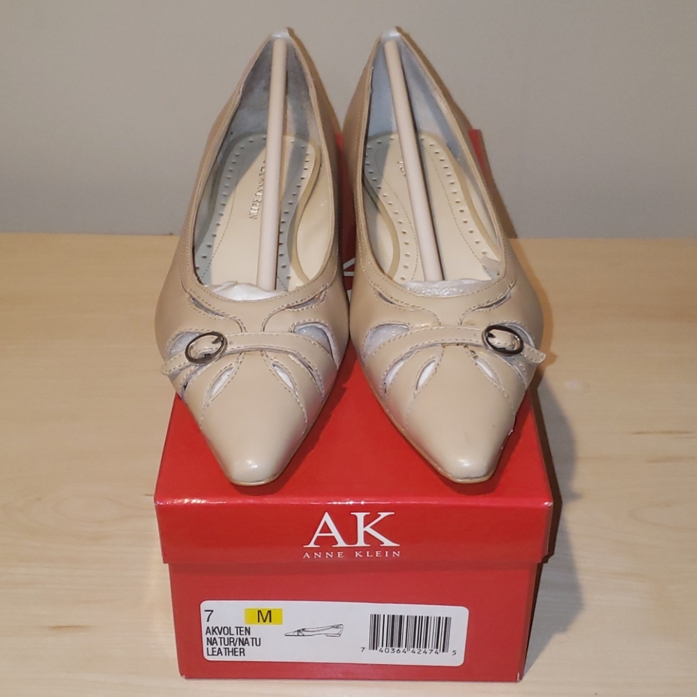 Anne Klein Volten - Natural Size 7 (Never Worn)